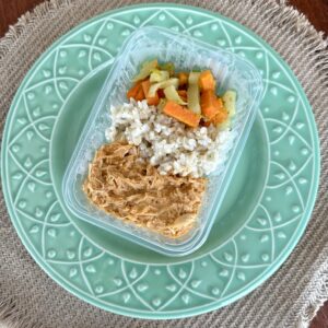 Creme de frango com arroz integral com ervilhas e mix de legumes