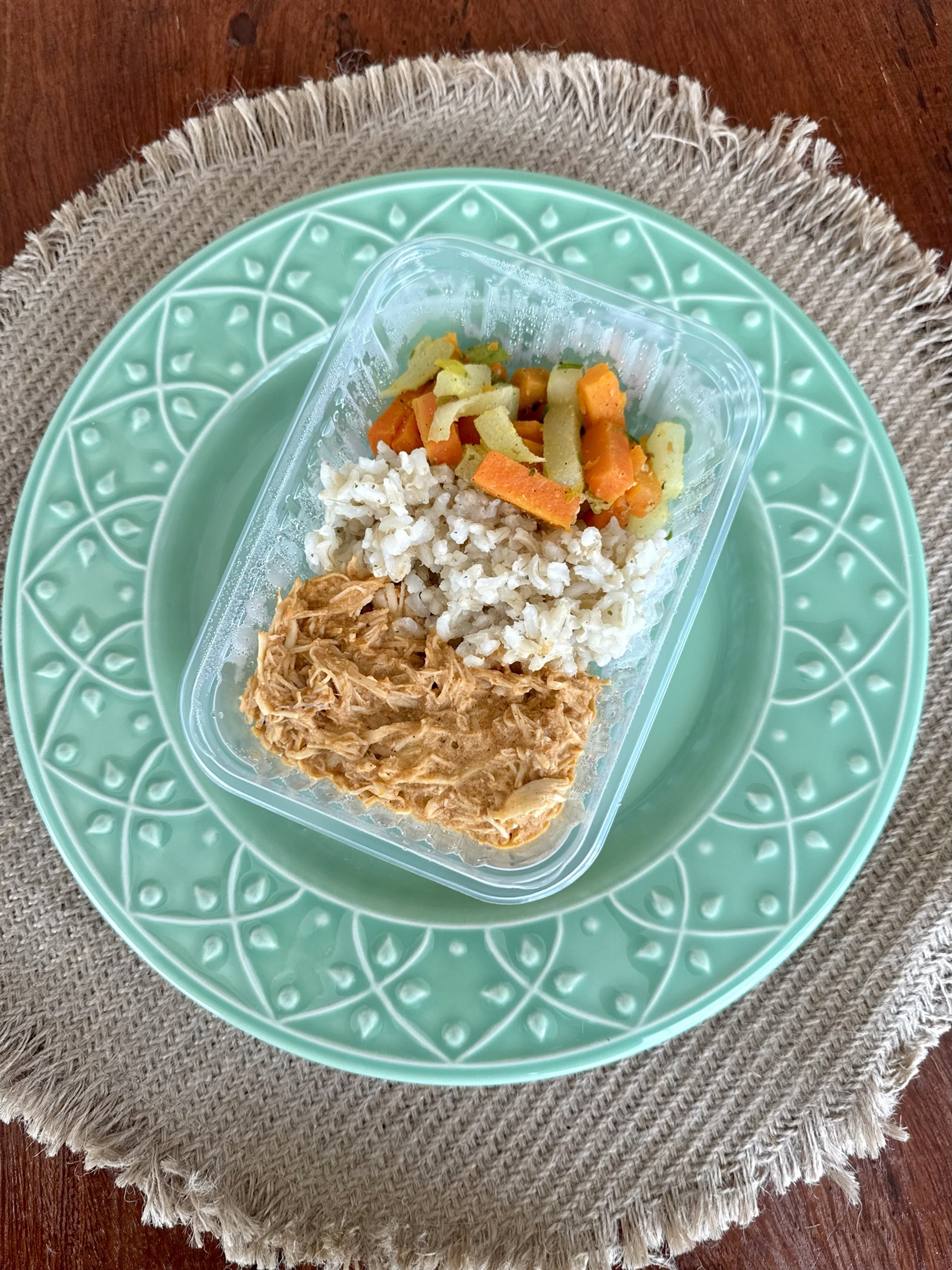 Creme de frango com arroz integral com ervilhas e mix de legumes