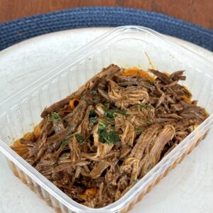 Ragú ao molho ferrugem com spaghetti de cenoura