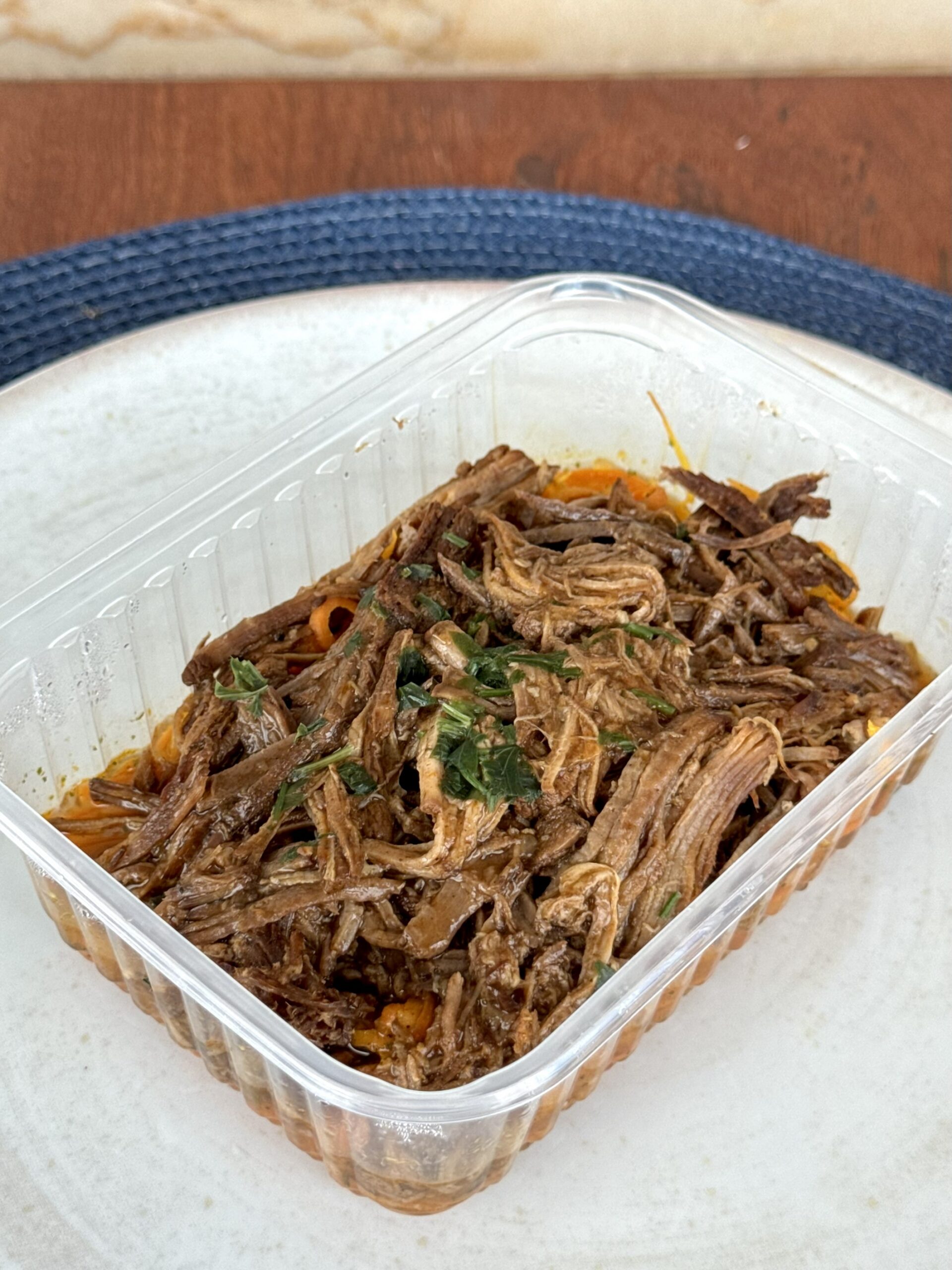 Ragú ao molho ferrugem com spaghetti de cenoura